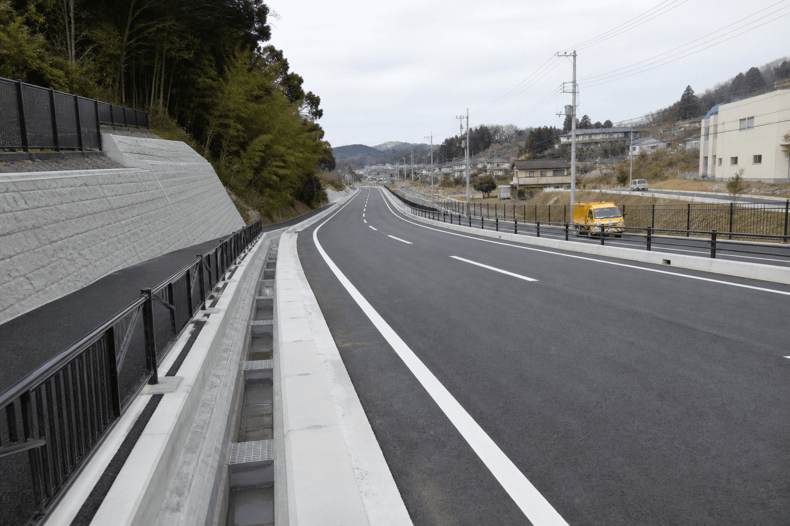 道路と排水設備を整備した西多摩の幹線道路